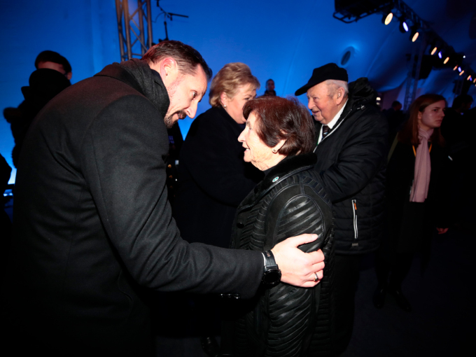 Kronprins Haakon i samtale med Maria Gabrielsen – en av dem som overlevde Auschwitz. Foto: Lise Åserud / NTB scanpix
